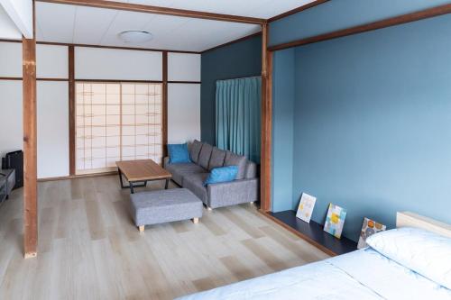 下田市にあるNODE Shimodaのソファとテーブルのあるリビングルーム