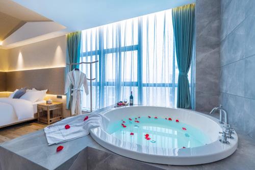 Postel nebo postele na pokoji v ubytování Guiyang Yuewu Boutique Hotel