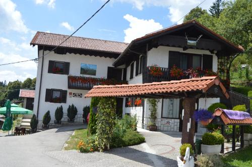 una gran casa blanca con techo rojo en Jelenov breg pod Matajurem, en Kobarid