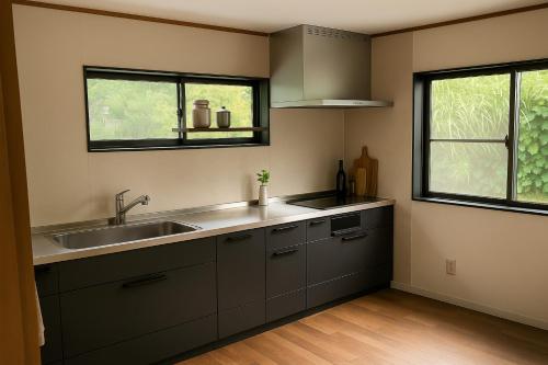 木島平村にあるKijimaBase - Base 1のキッチン(シンク付)、窓2つが備わります。