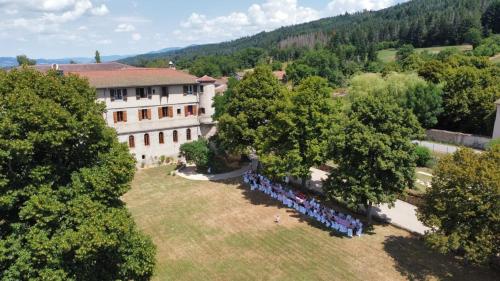 een groep mensen die voor een gebouw staan bij Domaine Le Prieuré in Chaumont-le-Bourg