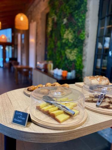 een tafel met twee borden met eten erop bij Domaine Le Prieuré in Chaumont-le-Bourg