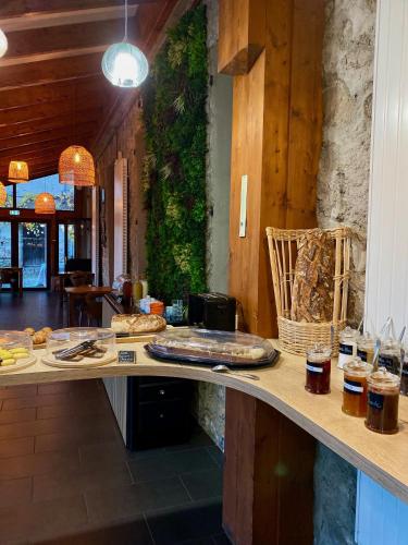 een bar met eten erop in een restaurant bij Domaine Le Prieuré in Chaumont-le-Bourg