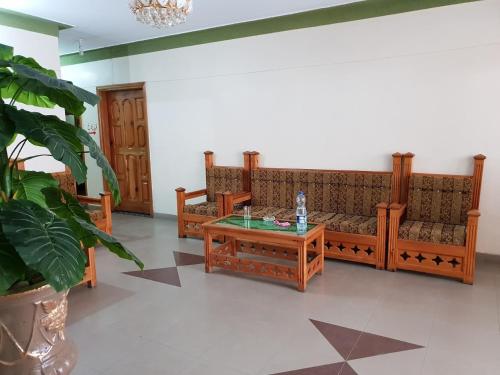 Una sala de estar con un sofá y una mesa de café. en Moon Rise Hotel, en Dargai