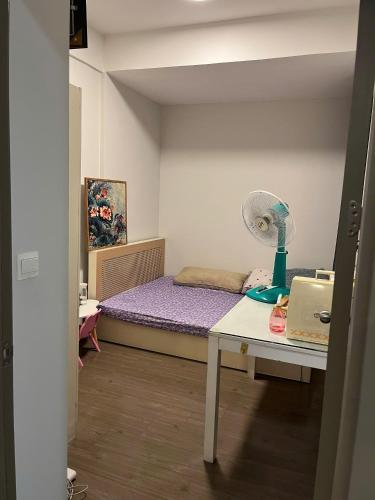 Camera piccola con letto e tavolo con ventilatore. di mickey home ad Ho Chi Minh