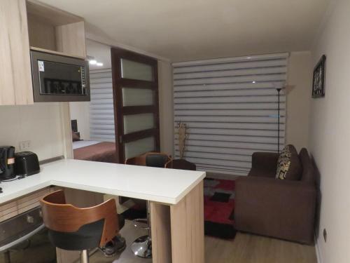 um quarto com uma cozinha e uma sala de estar em Santiago Bus Terminal em Santiago