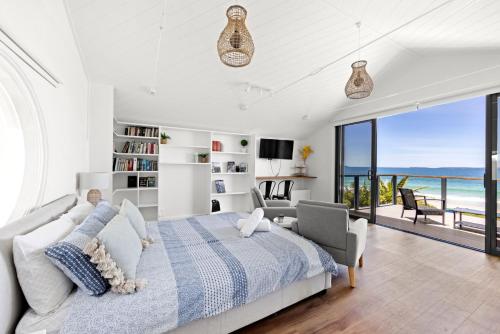 Ένα ή περισσότερα κρεβάτια σε δωμάτιο στο Zara del Mar - Pet Friendly Absolute Waterfront