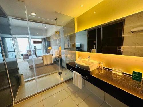 une salle de bain avec un lavabo et un miroir dans l'établissement Holiday Inn Xi'an Greenland Century City By IHG, à Xi'an