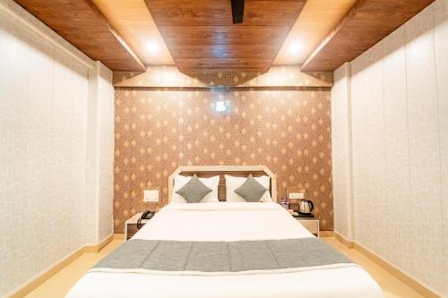 Postel nebo postele na pokoji v ubytování Balaji Excellency Resort