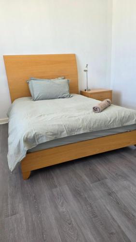 Postel nebo postele na pokoji v ubytování room near train station and airport