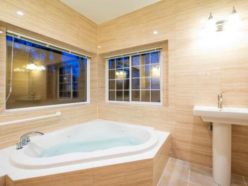 Un baño grande con bañera y lavabo. en FARM SIDE - Vacation STAY 24148v, en Tsumagoi