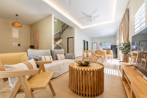 Posezení v ubytování La Ferringhi Villa - 5 Bedroom Bungalows by ALV