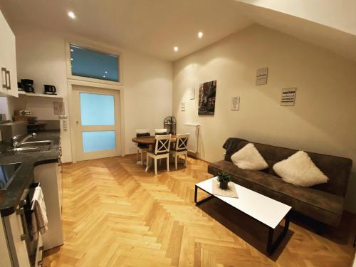 a living room with a couch and a table at Ferienwohnung Kotterer - Innenstadt Speyer in Speyer