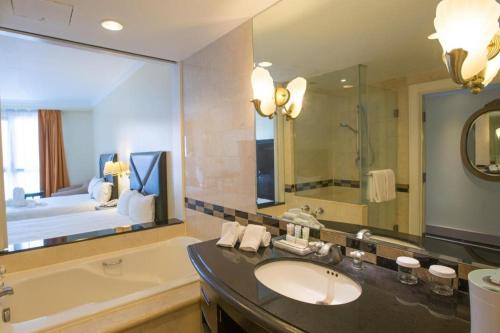 Ένα μπάνιο στο Royal Orchid Hotel Guam