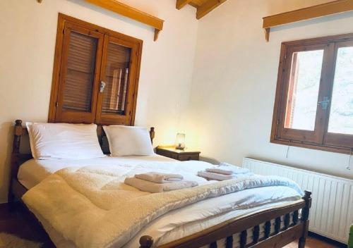 Postel nebo postele na pokoji v ubytování Vavatsinia Panorama Cottage