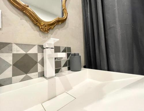 ein Badezimmer mit einem weißen Waschbecken und einem Spiegel in der Unterkunft Femo - Royal Siegen - Oberstadt - separater Eingang - zentral in Siegen