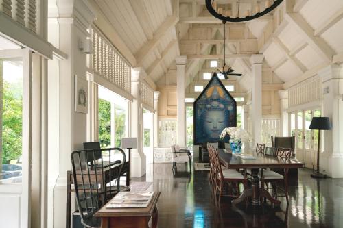 a dining room with a table and chairs at Makka Hotel in Chiang Mai