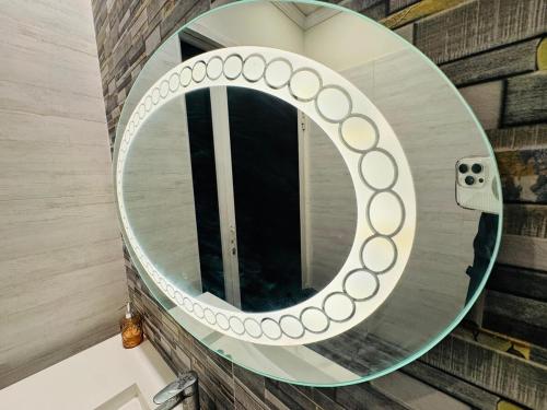 Ένα μπάνιο στο Modern House with Xbox Quick Drive to DHA Raya