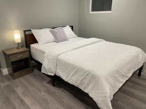 Ένα ή περισσότερα κρεβάτια σε δωμάτιο στο Bright & Cozy Basement Retreat