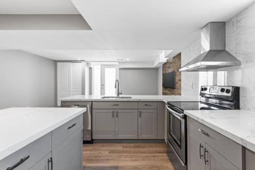 Η κουζίνα ή μικρή κουζίνα στο Bright & Cozy Basement Retreat