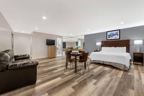 Giường trong phòng chung tại Rodeway Inn Lyons - La Grange