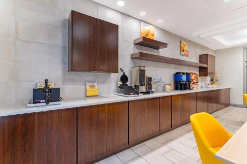 een keuken met eenasteryasteryasteryasteryasteryasteryasteryasteryasteryasteryasteryasteryastery bij Comfort Inn Dayton South in Dayton