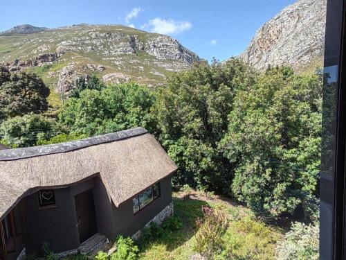 Nespecifikovaný výhled na hory nebo výhled na hory při pohledu z prázdninového domu