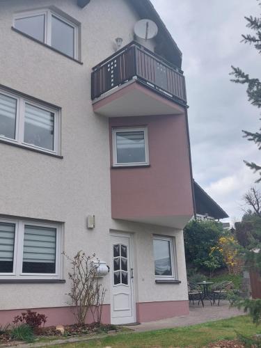 een gebouw met daarop een balkon bij Ferienwohnung Kehrer in Schwarzenberg