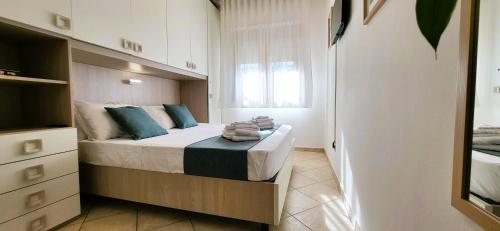 een kleine slaapkamer met een bed en een raam bij NüMa Apartment in Assemini