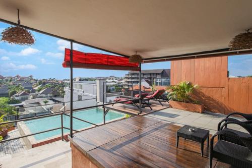 Un balcón de una casa con vista a la ciudad. en Sky Suites, en Seminyak
