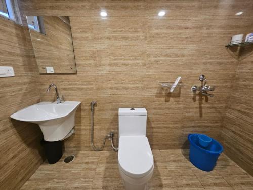 Ένα μπάνιο στο Crescent Stays Banjara Hills - Service Apartments