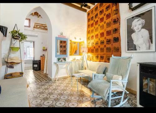 a living room with a couch and a fireplace at La Casa del Cine en Níjar in Níjar