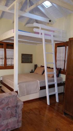 コロニにあるMemicottageのベッドルーム1室(二段ベッド2組、はしご付)