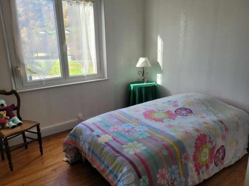 Postel nebo postele na pokoji v ubytování Chez Mamie Le charme d'hier La douceur d'aujourd'hui