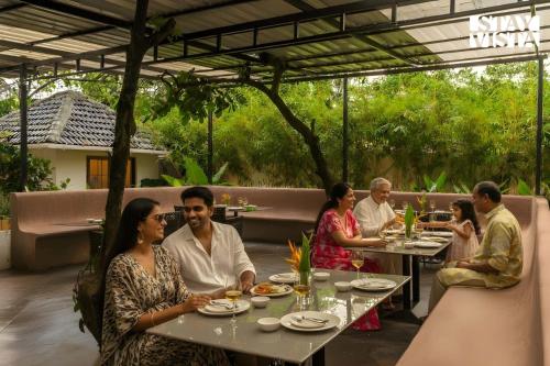 Επισκέπτες που μένουν στο StayVista at Kuhu Natures Resort with BBQ, Pool