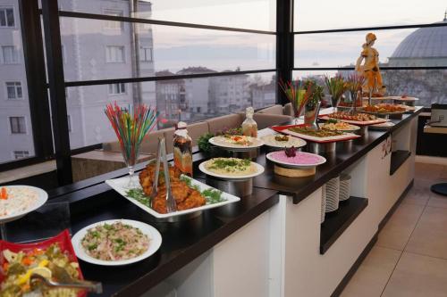 ein Buffet mit vielen Tellern voller Essen in der Unterkunft Altuncu Premium Termal Hotel in Armutlu