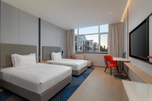een hotelkamer met twee bedden en een flatscreen-tv bij Holiday Inn Express Langfang Sanhe by IHG in Sanhe