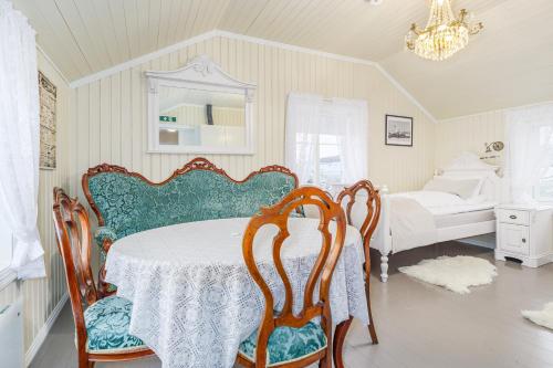 a bedroom with a table and chairs and a bed at STØTT top of Helgeland in Støtt