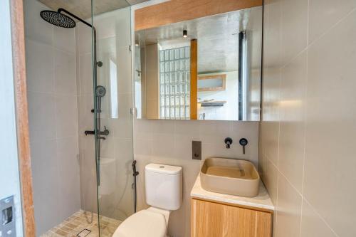 une salle de bain avec toilettes, lavabo et douche dans l'établissement Bingo Bingin Cozy 1BR Townhouse Nearby Bingin Beach, à Bingin Beach
