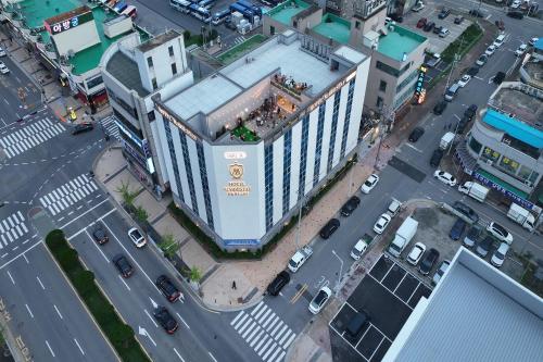 an overhead view of a building in a city at 호텔 마리스테이 태안 in Taean