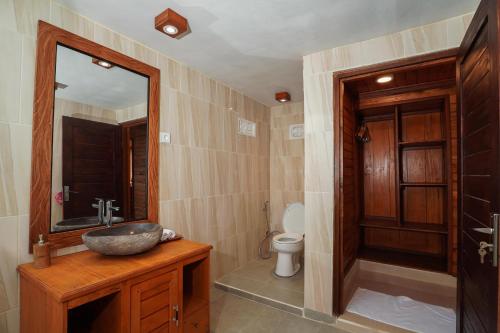 ein Badezimmer mit Waschbecken und Toilette in der Unterkunft Puri Bucuana Villa in Bedahulu