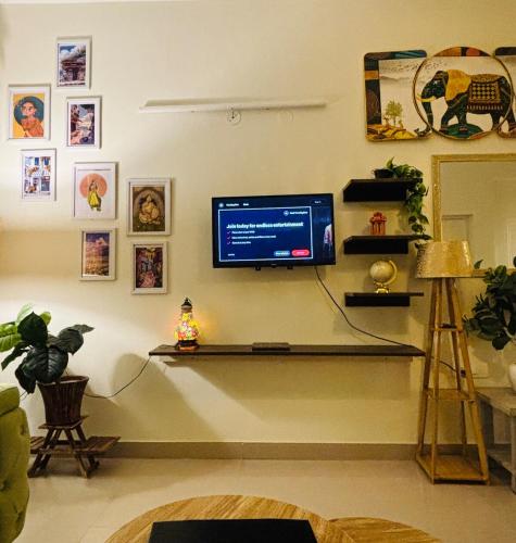 德拉敦Kamlam Homes - Kalagaon Retreat的客厅墙上的一台电脑显示器