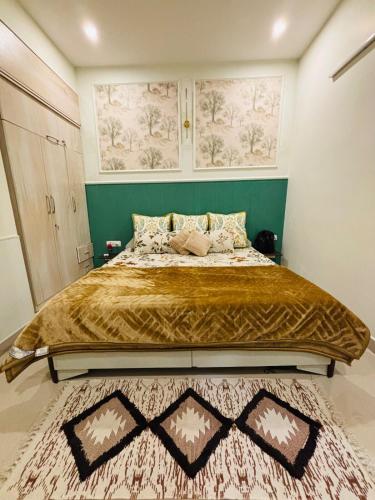 德拉敦Kamlam Homes - Kalagaon Retreat的一间卧室配有一张带地毯的大床