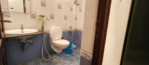 Un baño pequeño con inodoro y lavabo. en ET's Casa Amerille, en Pondicherry