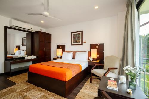 una habitación de hotel con una cama y un escritorio en Fox Jaffna by Fox Resorts - Boutique Heritage Luxury, en Jaffna