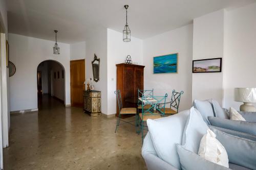 una sala de estar con un sofá y una mesa en Waterfront Panorama Massive Three Bedrooms Flat 8S, en Sliema