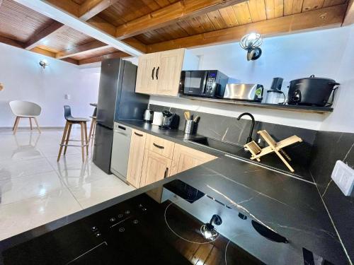 Kuchyň nebo kuchyňský kout v ubytování Maison de standing à 5 minutes de la plage