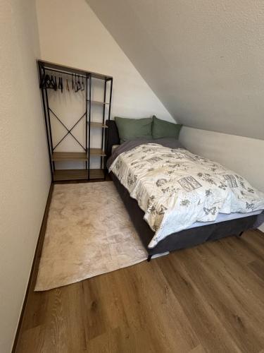 ein Schlafzimmer mit einem Bett und einem Holzboden in der Unterkunft Kato Suite in Oldenburg
