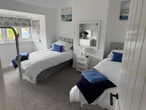 Postel nebo postele na pokoji v ubytování Stay Solihull Large spacious home in Solihull close to NEC HS2 Bham Airport