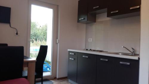 Kitchen o kitchenette sa Apartment Adriatic